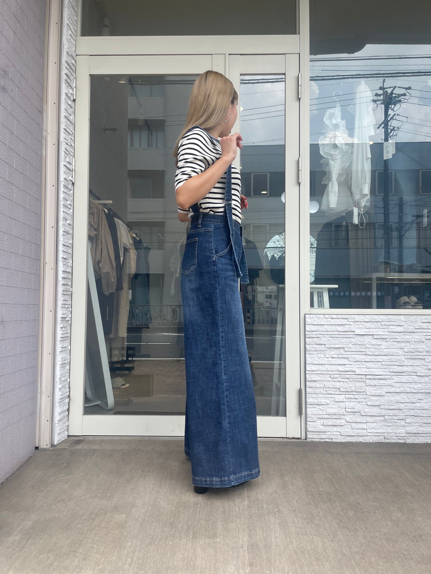 サスペンダー付きワイドデニム