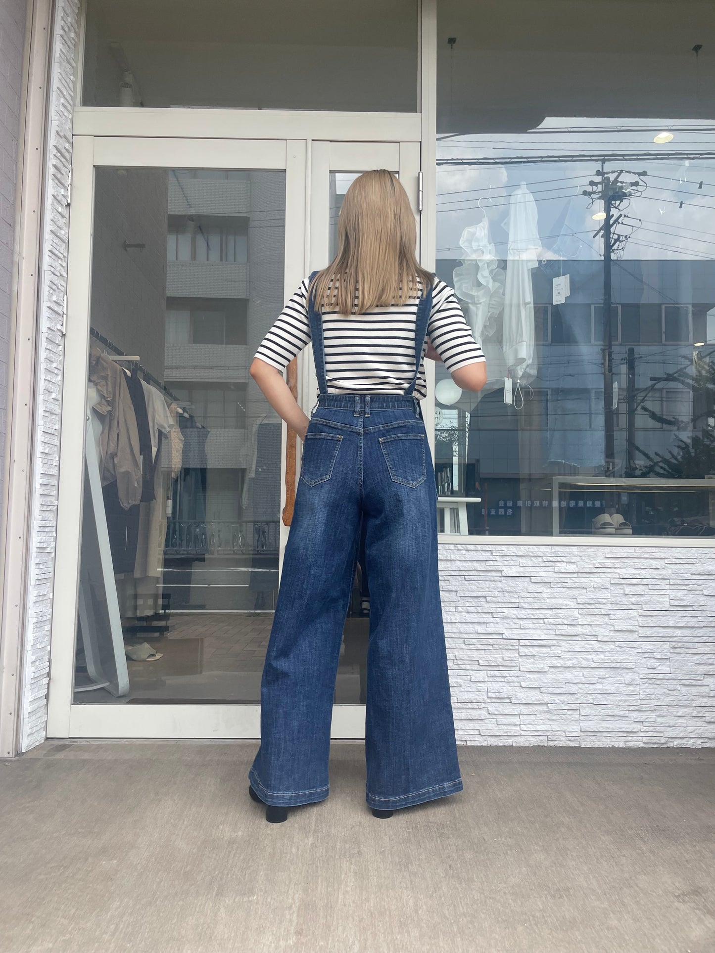 サスペンダー付きワイドデニム