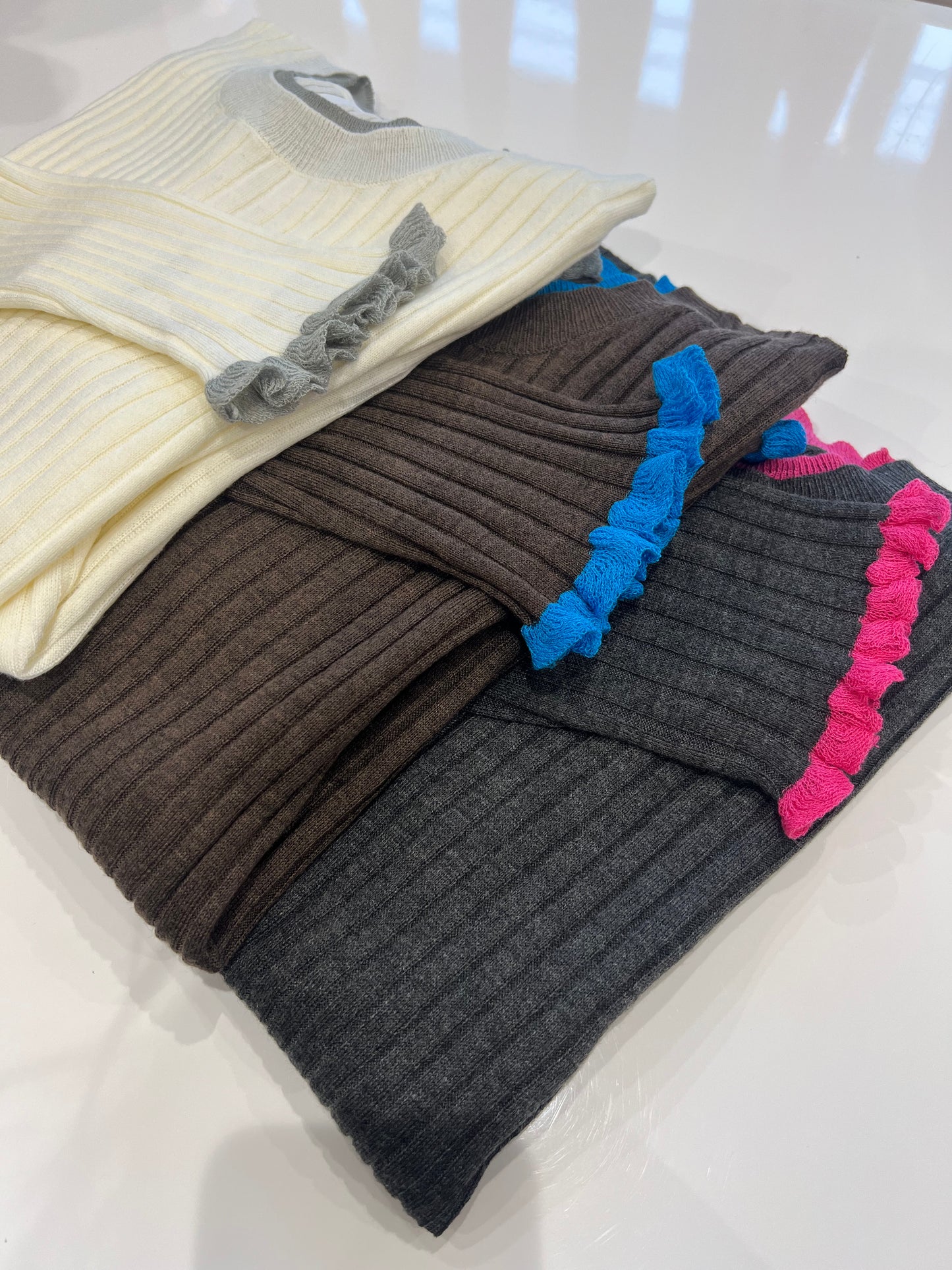 フリルクルーネックニット