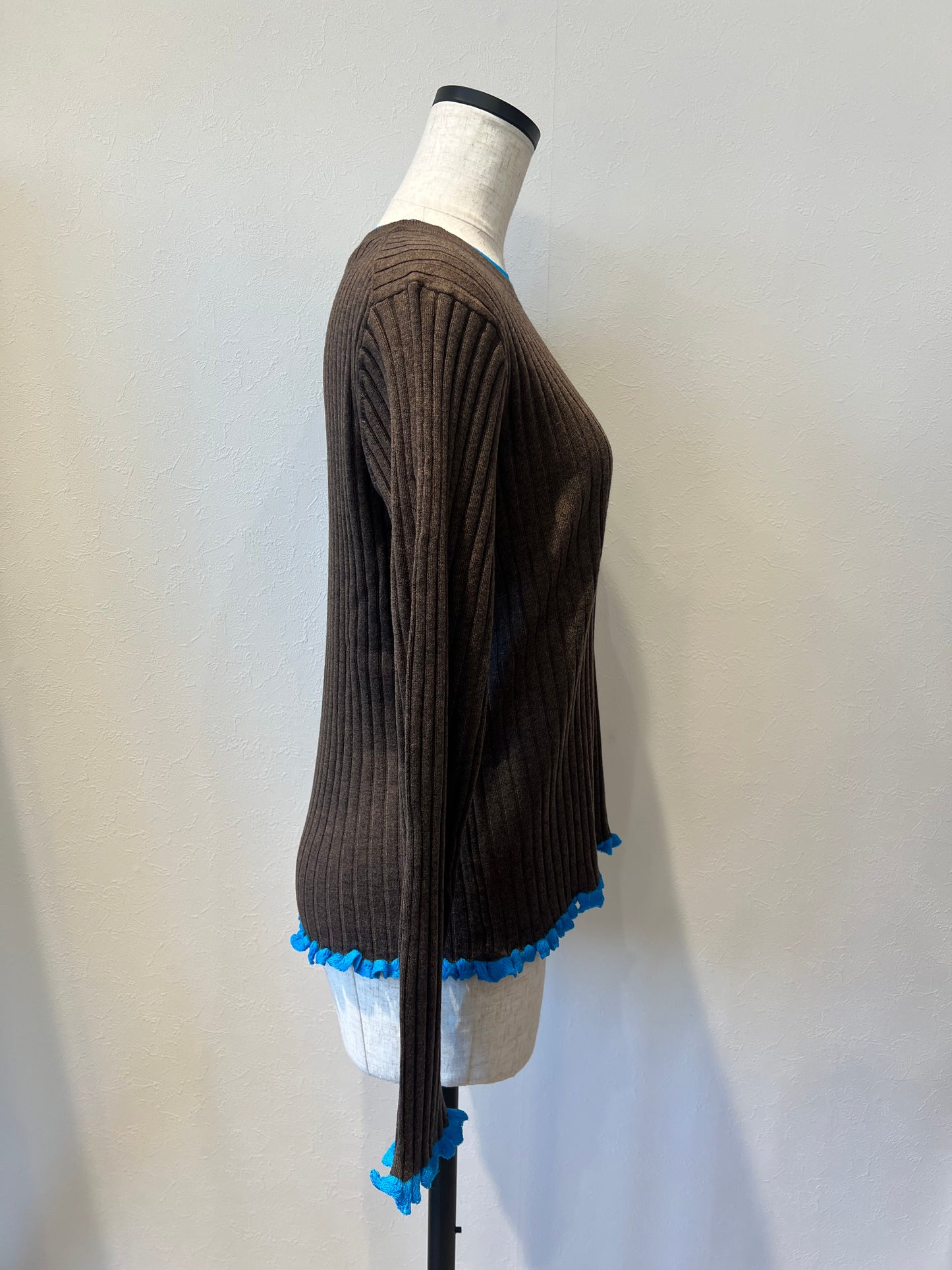 フリルクルーネックニット