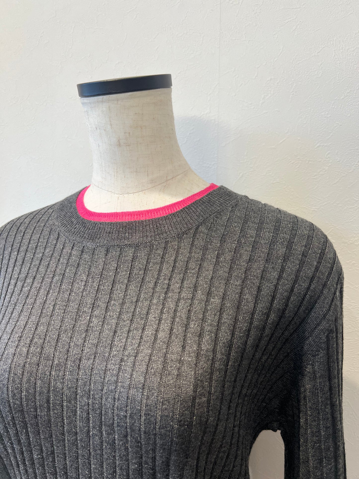 フリルクルーネックニット