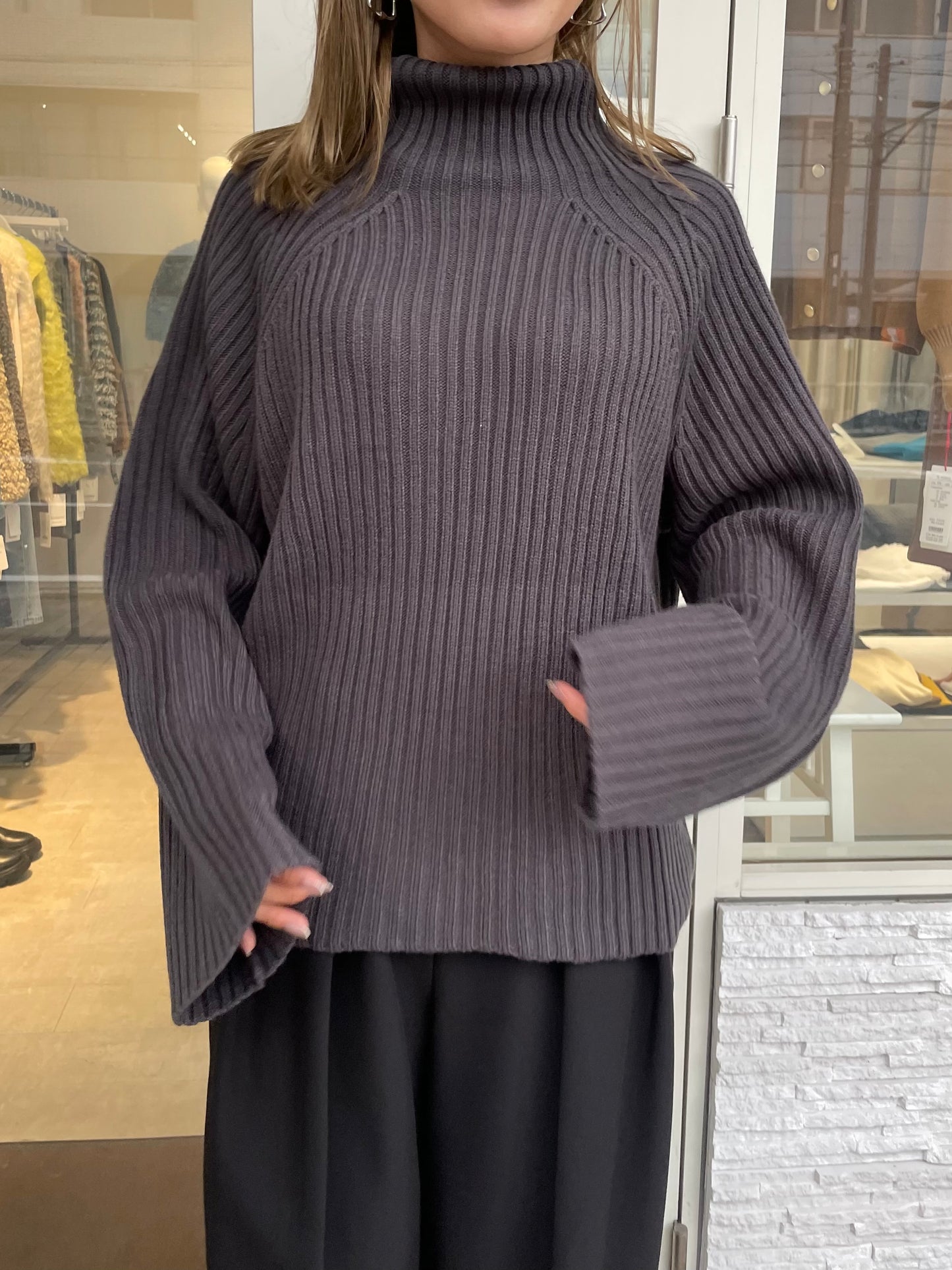 オフタートルリブニット