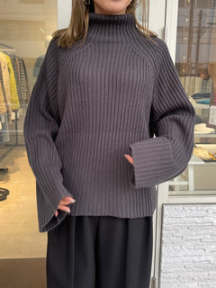 オフタートルリブニット