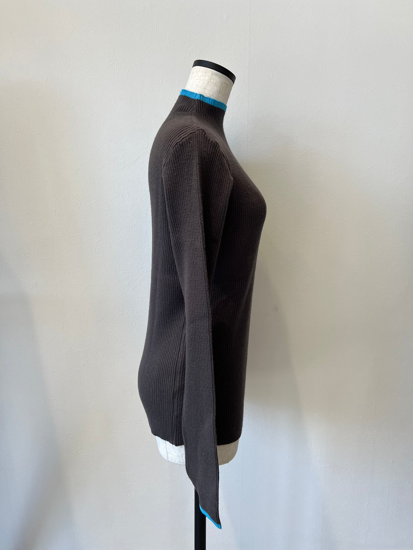 バイカラーリブニット