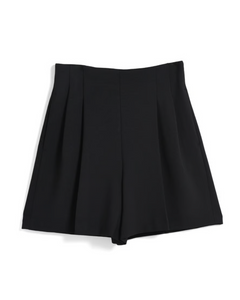 タックショートパンツ