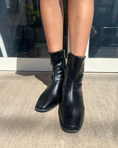 アーモンドトゥショートブーツ