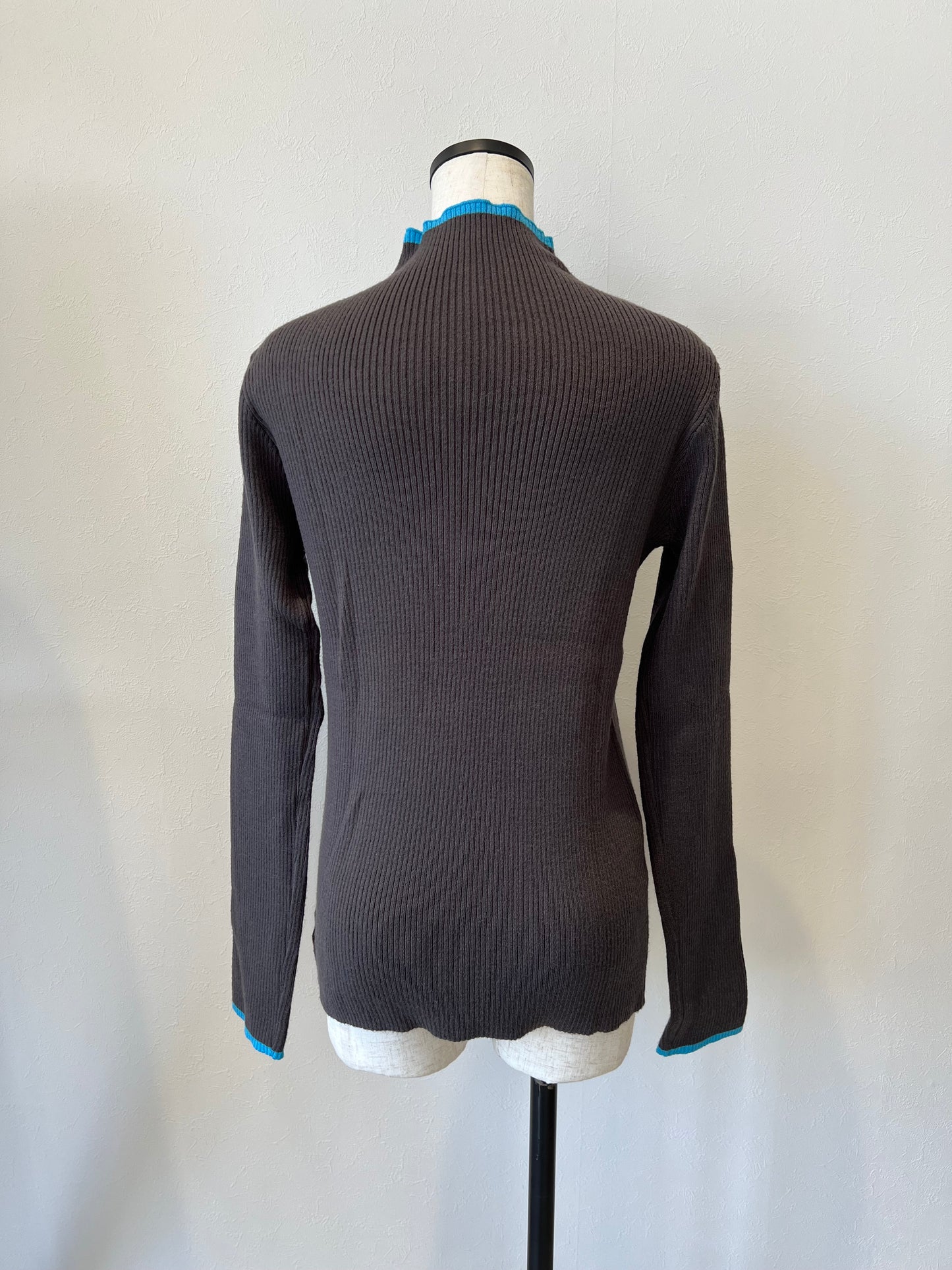 バイカラーリブニット