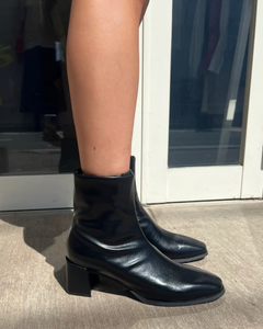 アーモンドトゥショートブーツ