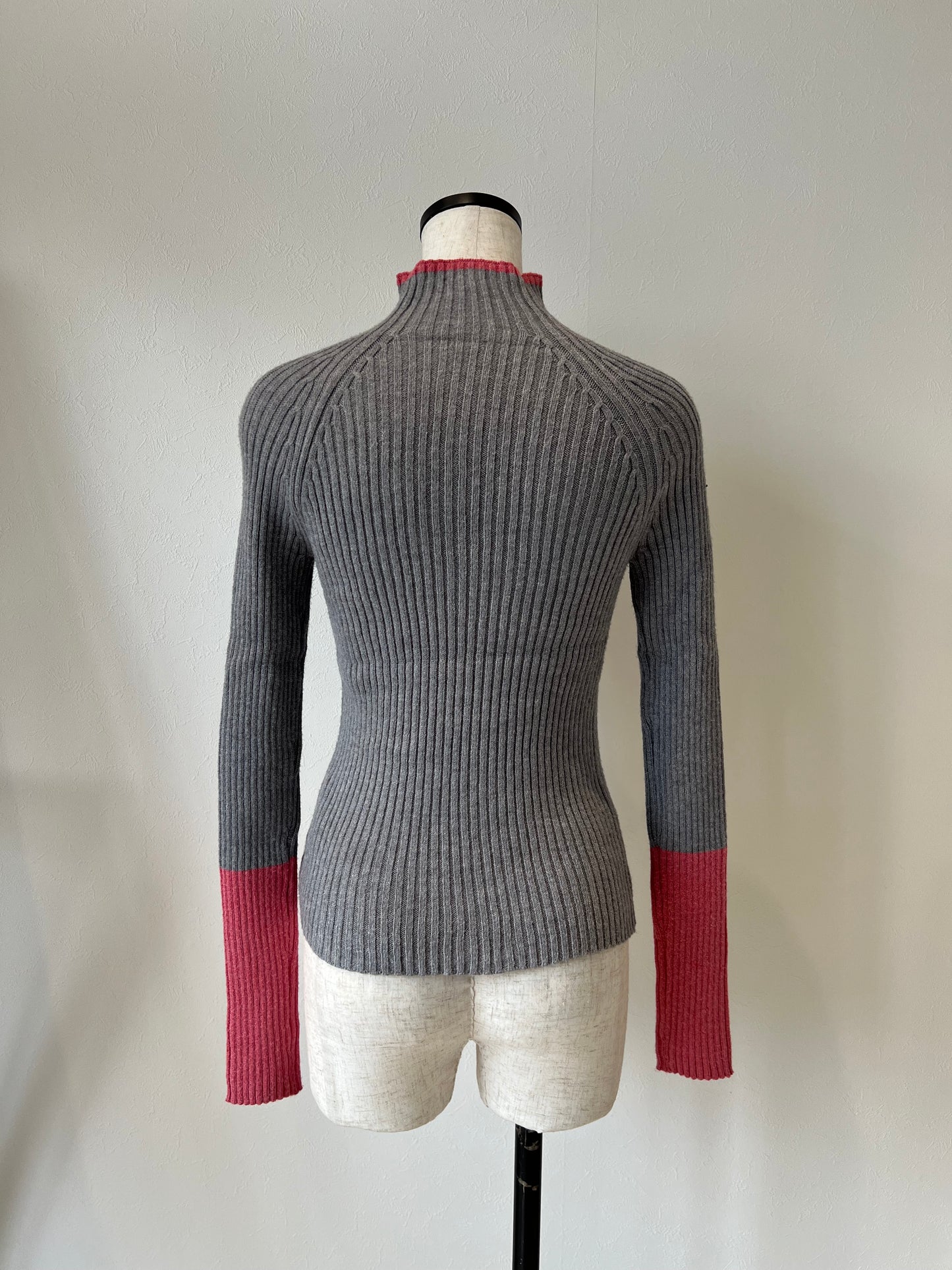 バイカラーアームリブニット