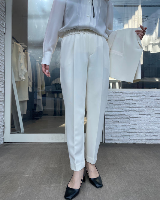 テーパードパンツ