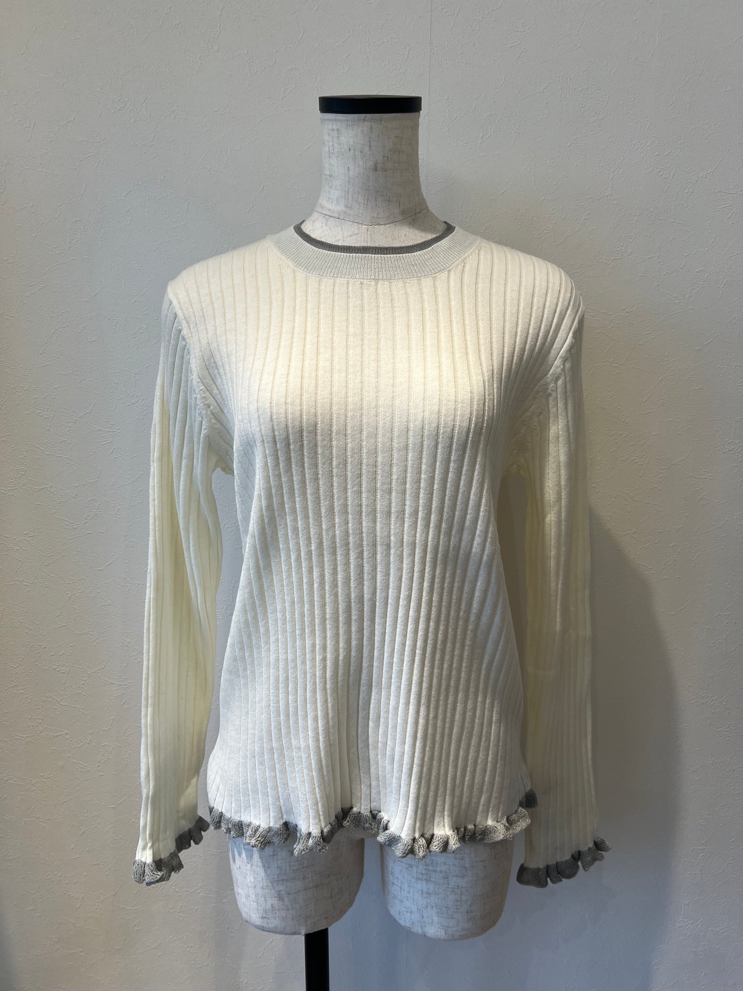 フリルクルーネックニット