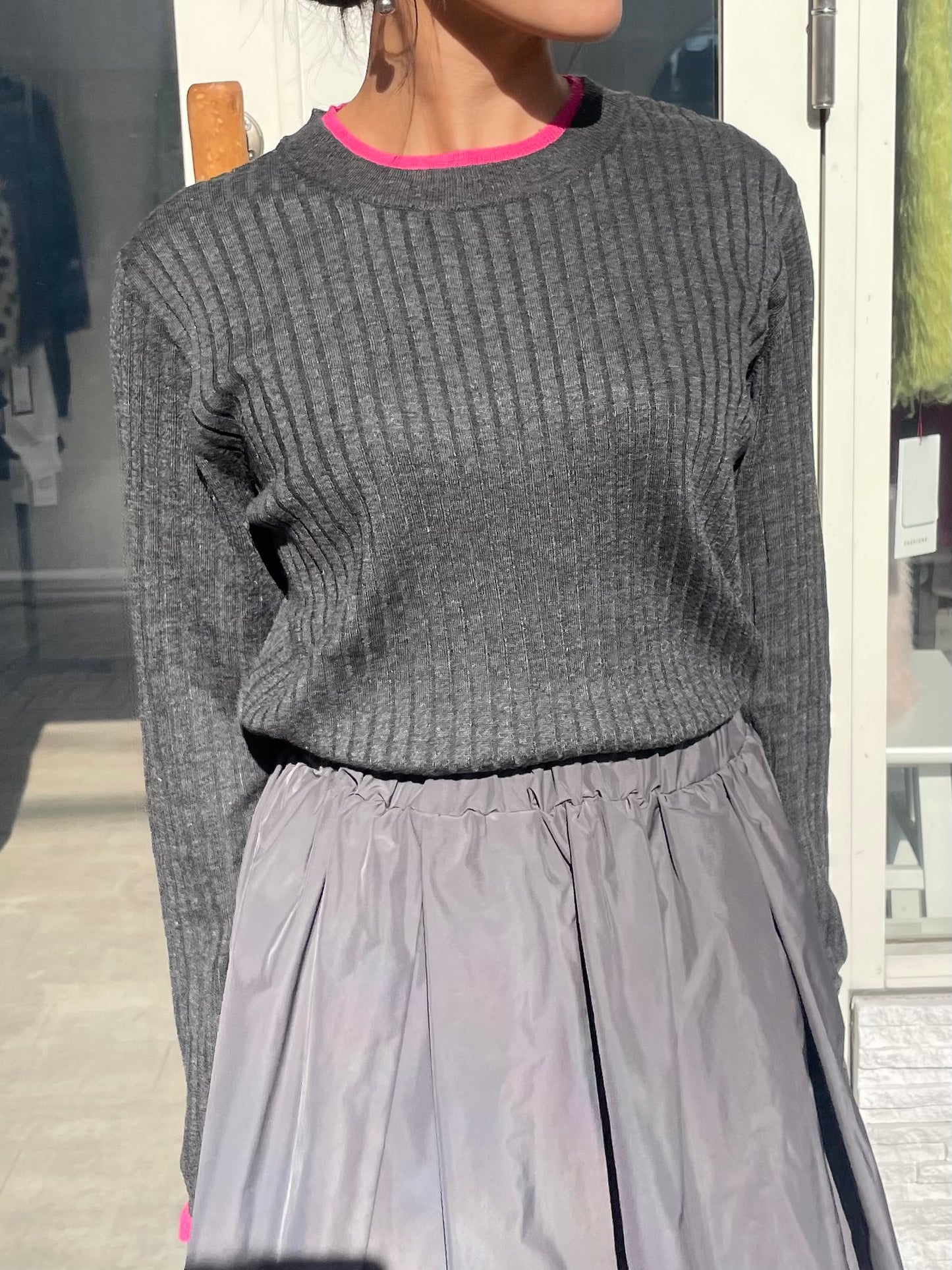 フリルクルーネックニット