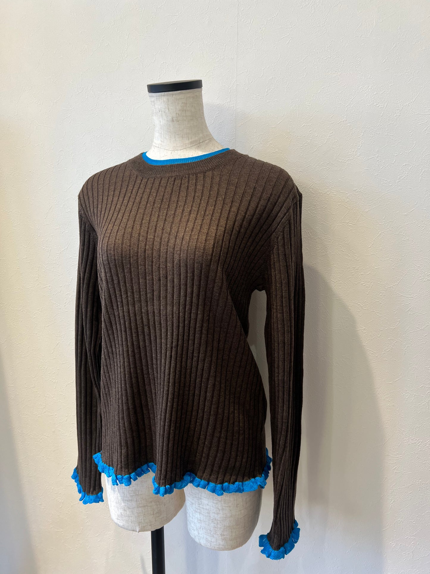 フリルクルーネックニット