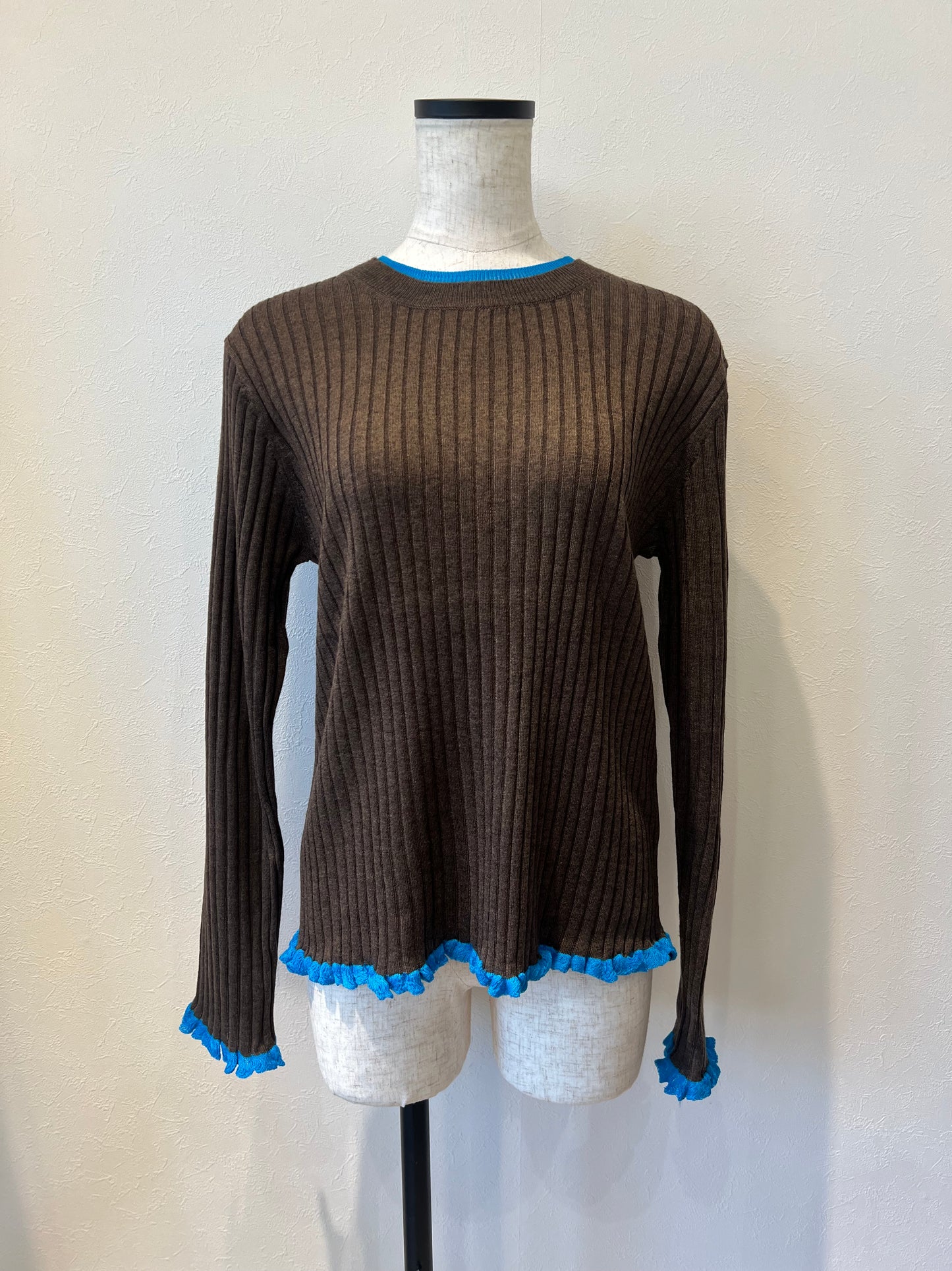 フリルクルーネックニット