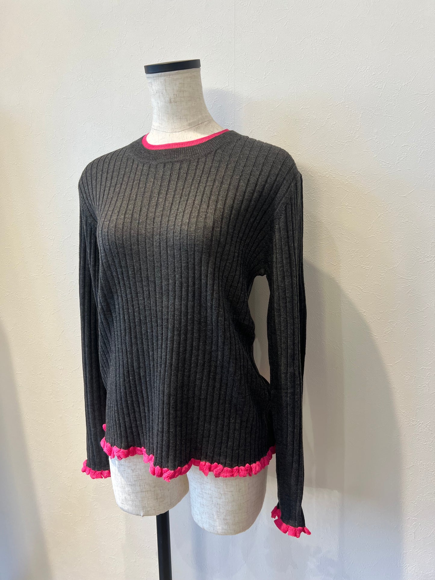 フリルクルーネックニット